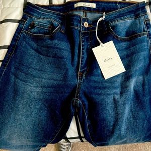 Brand new jeans. Still has tags. Very long length (I’m 5’10”)